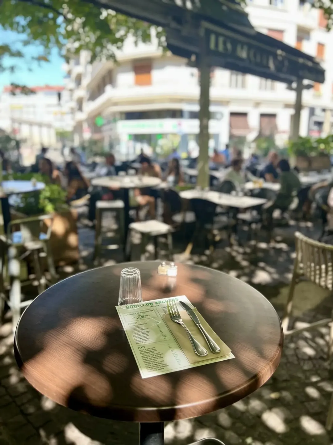 Terrasse ombragée du Bouillon Archers à Grenoble